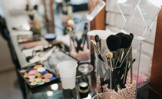 Nowoczesne fryzjerstwo: innowacyjne podejście z Akademią Wizażu