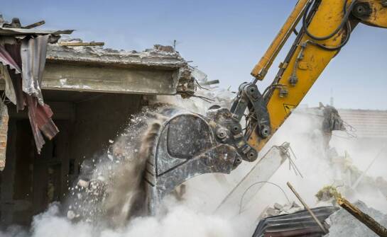 Jakie są zalety zastosowania specjalistycznych maszyn do wyburzeń?