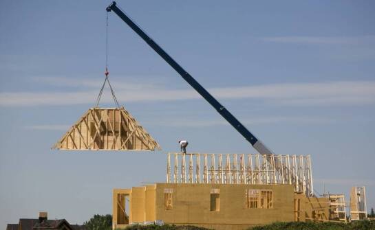 Rola 50-tonowego dźwigu w montażu więźb dachowych