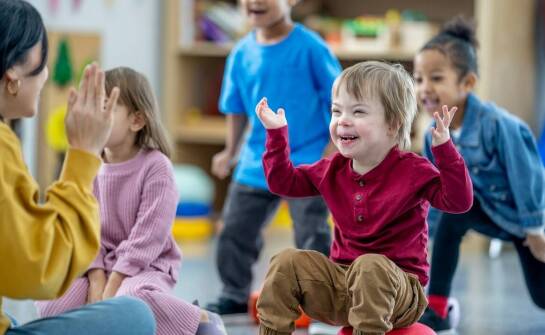 Jakie wyzwania stawia przed nauczycielami praca z dziećmi z ADHD w przedszkolu?