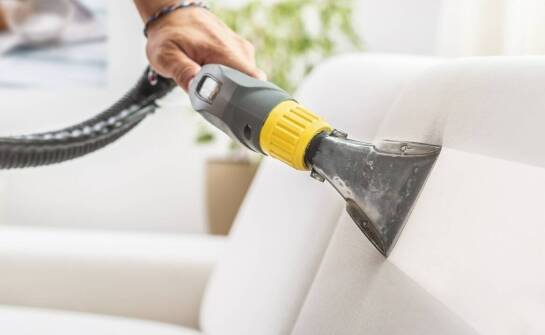 Profesjonalne czyszczenie tapicerki – jakie korzyści niesie dla właścicieli mebli?