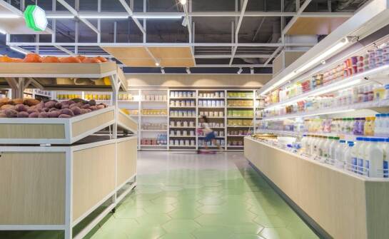 Wpływ tekturowych stojaków na organizację przestrzeni handlowej