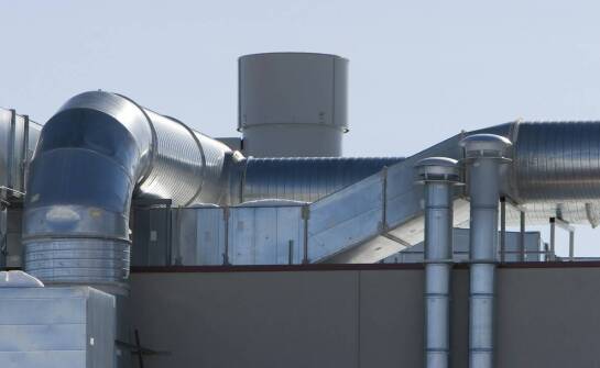 Wybór przejścia do ceramicznego komina a estetyka kominowego systemu