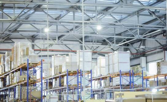 Korzyści z wynajmu magazynu w kontekście szybkiej realizacji zamówień