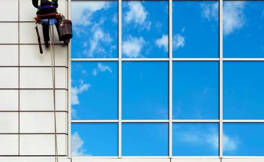 Bezpieczeństwo przy myciu okien na wysokościach – jakie środki są stosowane?