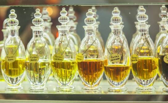 Jak zapachowe molekuły kształtują nowoczesne kompozycje perfumeryjne?