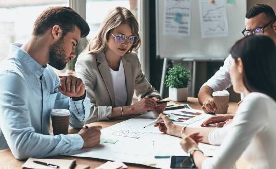 Jakie wyzwania niesie ze sobą projektowanie webowych aplikacji dla różnych sektorów?