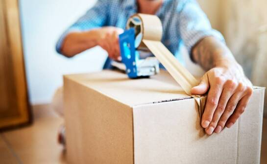 Proces demontażu i pakowania mebli przed przeprowadzką