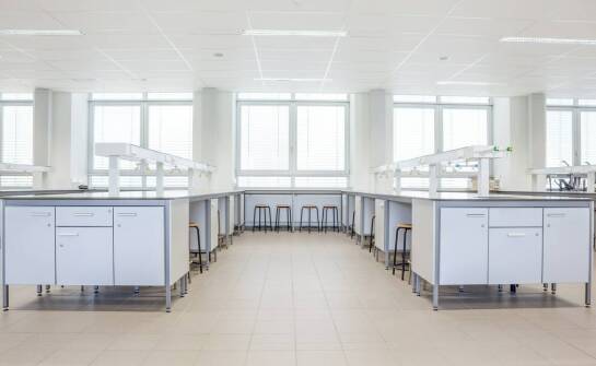 Rola laboratoryjnych pojemników w organizacji przestrzeni roboczej w laboratorium