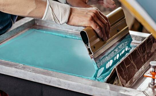 Jak farby do sitodruku na szkło wpływają na jakość nadruków w branży kosmetycznej?