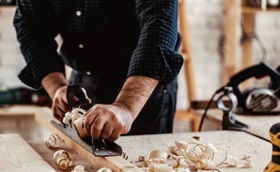 Wybór idealnego struga do prac stolarskich.