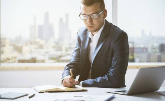 Jak radca prawny przygotowuje strategię prawną dla klientów?