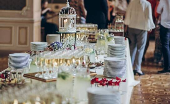 Jak wybrać odpowiednie weselne menu, korzystając z usług cateringu we Wrocławiu?