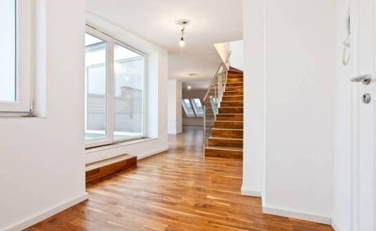 Jak konserwować drewniane podłogi, by zachowały swój urok?