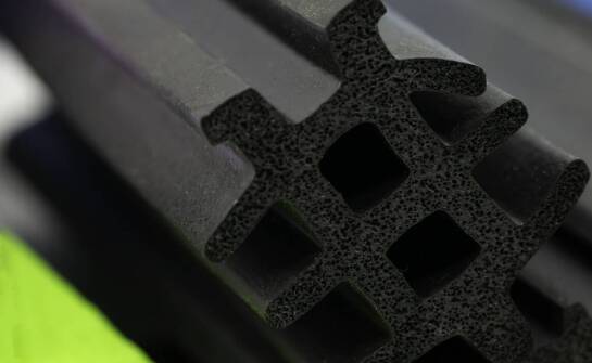 Neoprenowe uszczelki w przemyśle chemicznym - jak zapewniają bezpieczeństwo?