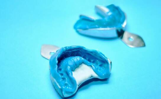 Jakie korzyści przynoszą szyny do wybielania dla zdrowia w jamie ustnej?