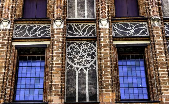 Dlaczego warto zainwestować w wysokiej jakości okienną sztukaterię?