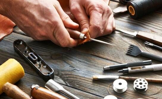 Jak szewcy na Krowodrzy podchodzą do ekologicznych rozwiązań w naprawie obuwia?