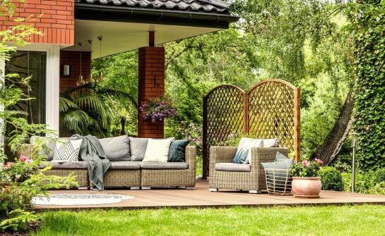 Porównanie trwałości drewnianych i kompozytowych pergoli