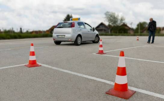 Jazdy doszkalające: kluczowe techniki bezpiecznego wyprzedzania na autostradzie