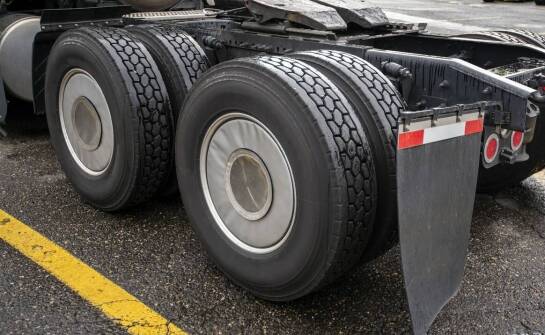 Poziomujące zawory a redukcja zużycia opon w ciężarowych pojazdach