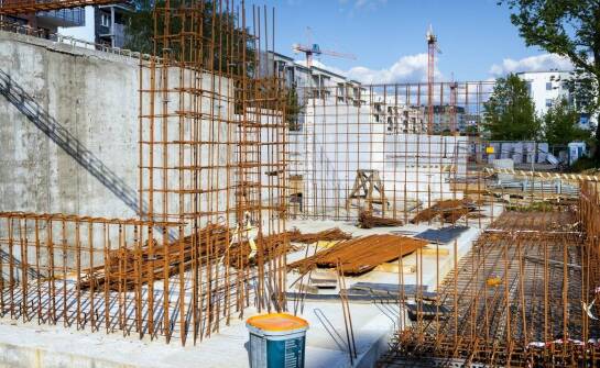 Dlaczego beton z betoniarni w Warszawie Wawer jest idealny do fundamentów?