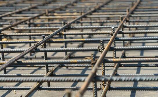 Wpływ mechanicznych połączeń zbrojeniowych prętów na bezpieczeństwo budowli