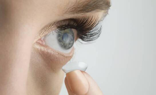 Jakie są kluczowe aspekty doboru kontaktowych soczewek dla osób z astygmatyzmem?