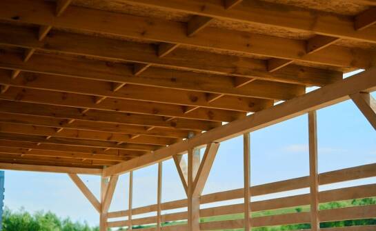 Jakie są kluczowe cechy trwałych wielostanowiskowych carportów?