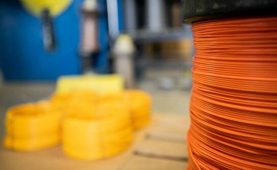 Różnorodność materiałów w produkcji kablowych oplotów i ich zastosowanie