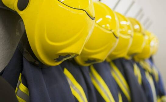 Czarne turystyczne kaski: jakie funkcje docenią miłośnicy długich tras?