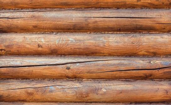 Unikalne wzory na ścianach z drewna starego – inspiracje