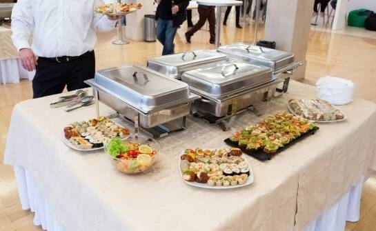 Firmowy catering w Poznaniu – jak dostosować menu do potrzeb biznesowych?