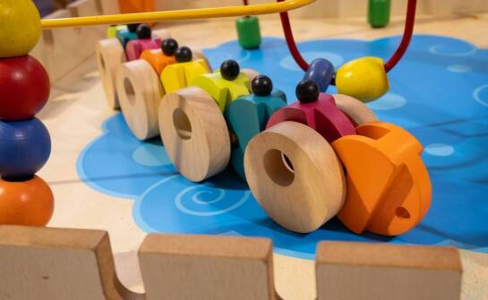 Dziecięce regały jako element wspierający rozwój dziecka – edukacyjne zastosowania