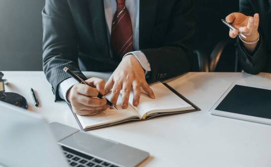 Jak adwokat może pomóc w sprawach dotyczących prawa pracy?