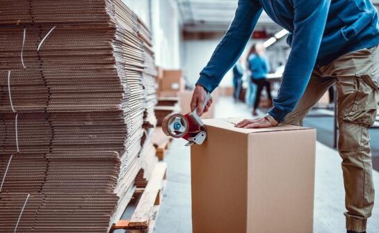 Jak ręczna folia stretch wspiera stabilizację ładunków podczas magazynowania