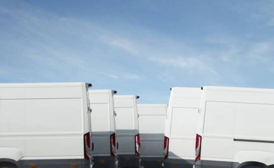 Efektywne zarządzanie flotą pojazdów do transportu baraków.