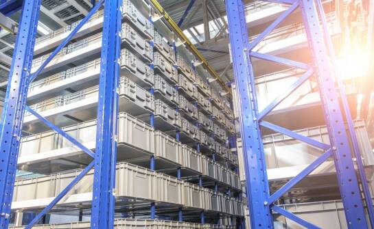 Jak taśma PE wspiera zarządzanie przestrzenią w magazynie?