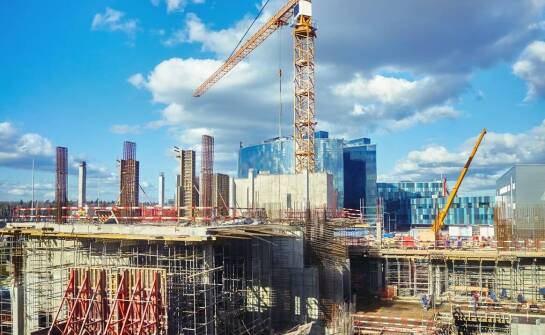 Rola wynajmu dźwigów w tworzeniu nowoczesnych inżynieryjnych obiektów
