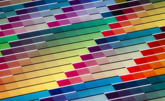 Techniki uszlachetniania druku: jak foliowanie i lakierowanie podnoszą wartość materiałów?