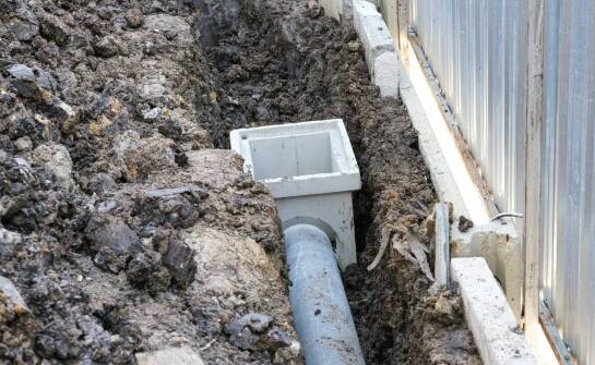 Systemy rynnowe a ochrona fundamentów przed wodą