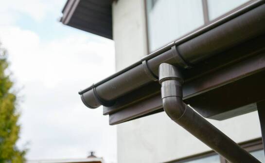 Jak rynny wpływają na efektywność odprowadzania deszczowej wody?