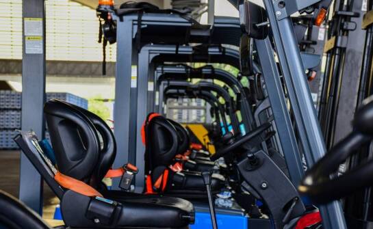 Porównanie kosztów eksploatacji nowych i używanych widłowych wózków