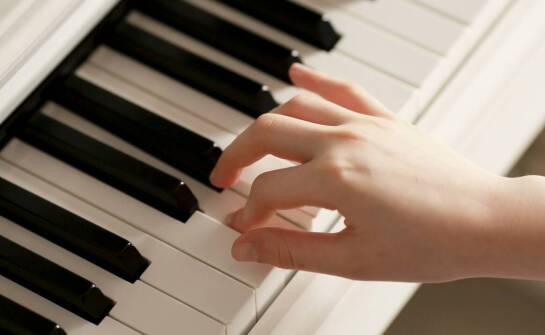 Wybór keyboardu: Co jest ważne dla osób zaczynających swoją przygodę z muzyką?