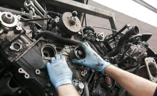 Specyfika naprawy silników przez samochodowego mechanika – co warto wiedzieć?