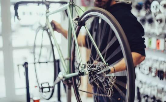 Jak wybrać odpowiedni trenażer do roweru dla kolarzy początkujących?