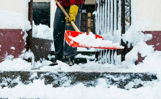 Jakie są najczęstsze błędy przy samodzielnym odśnieżaniu i jak ich unikać?