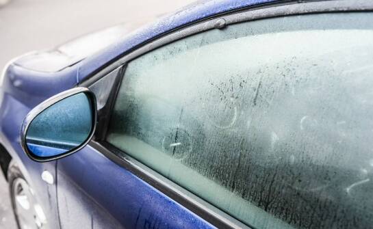 Jakie cechy wyróżniają ogrzewane szyby samochodowe?