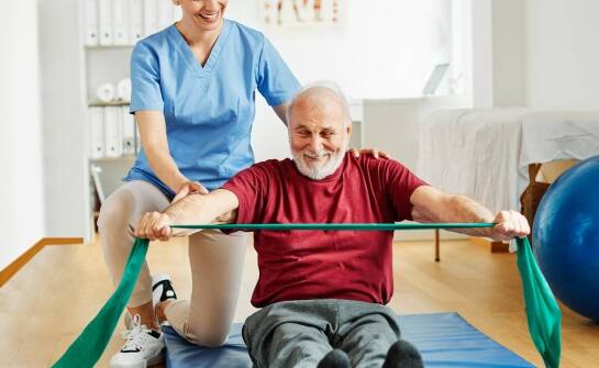 Znaczenie terapii PNF w poprawie ruchomości stawów u seniorów.