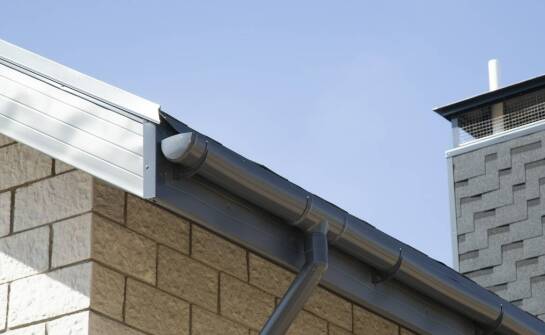 Porównanie trwałości stalowych i plastikowych rynien – co sprawdzi się lepiej?